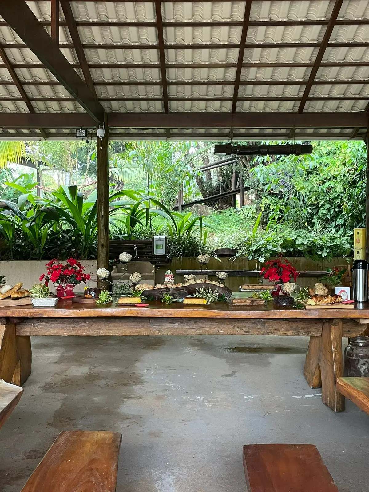 Mesa montada para evento em espaço amplo