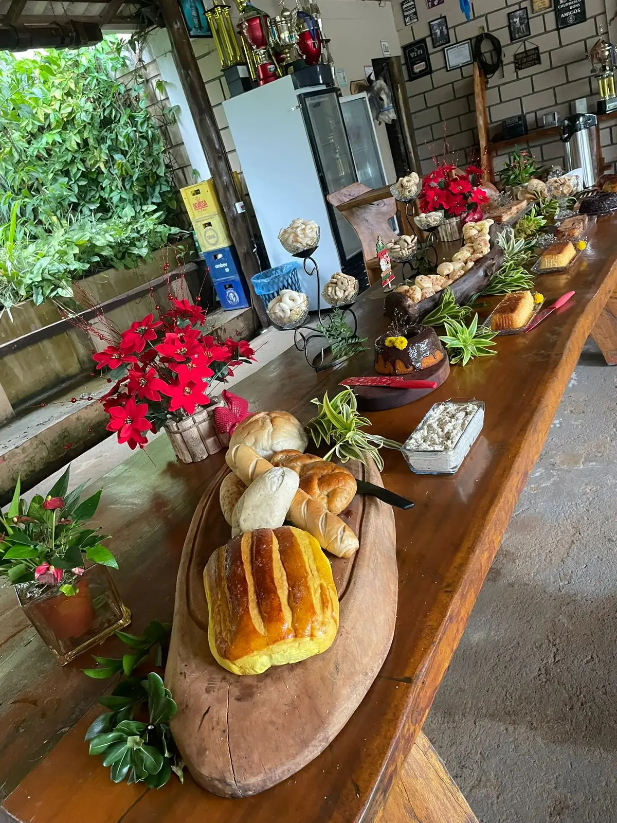 Mesa de coffee break com pães e bolos